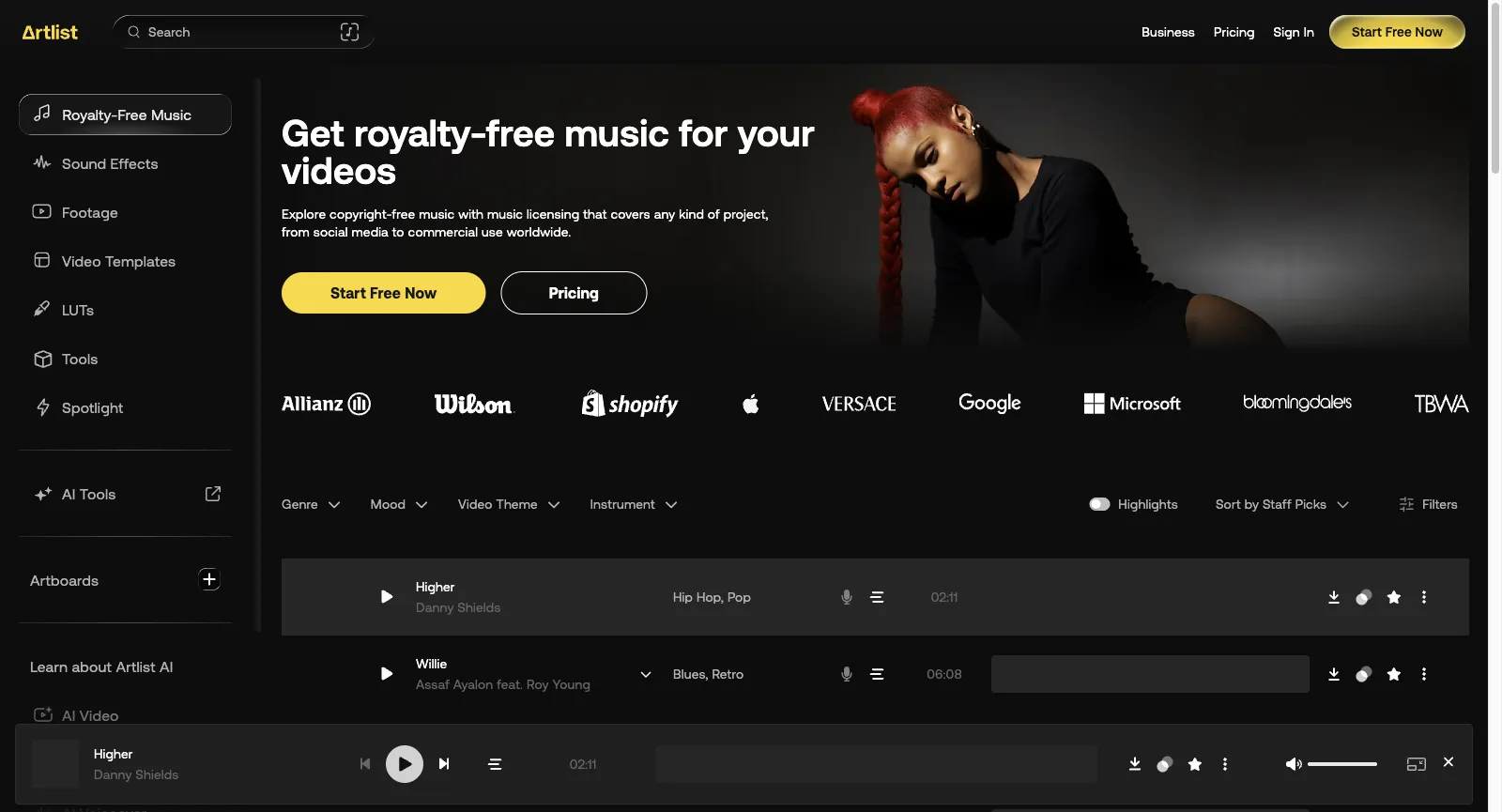 Lizenzfreier Musikkatalog von Artlist, abgemeldet: Get royalty-free music for your videos, Buttons Start Free Now und Pricing, Markenlogos, Genre- und Stimmungsfilter und eine Trackliste mit Player